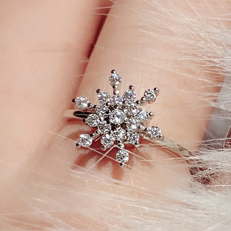 The Rotating Snowflakes Rotate The Ring With Fashion And Personality