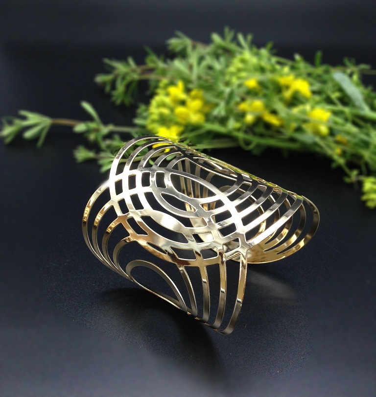 Half Circle Hollow Metal Jewelry Electroplating Bracelet