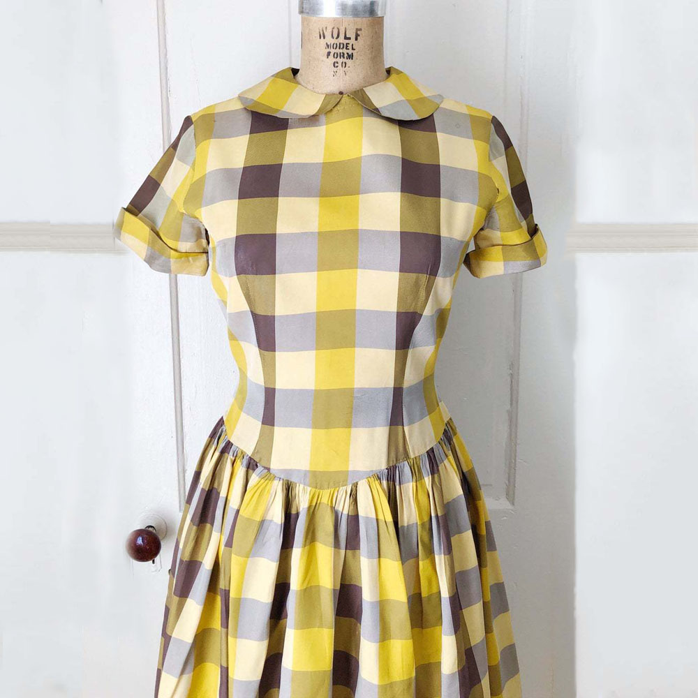 Elegant Dress With Small Fragrance Of Design