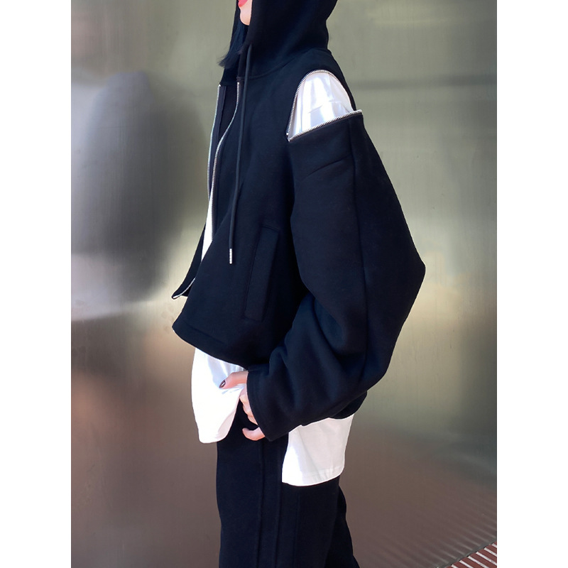 A Hooded Hoodie With An Open-shouldered, Thickened Zipper
