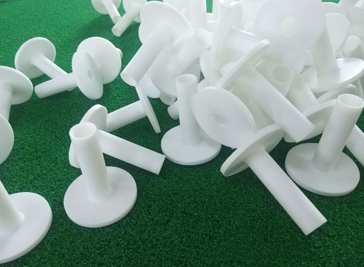 Белый коврик для гольфа разных размеров. Специальная футболка. Футболка GOLF Supplies Tee.