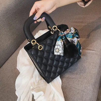 Fashion Embroidery Thread One-Shoulder Messenger Handbag - Black