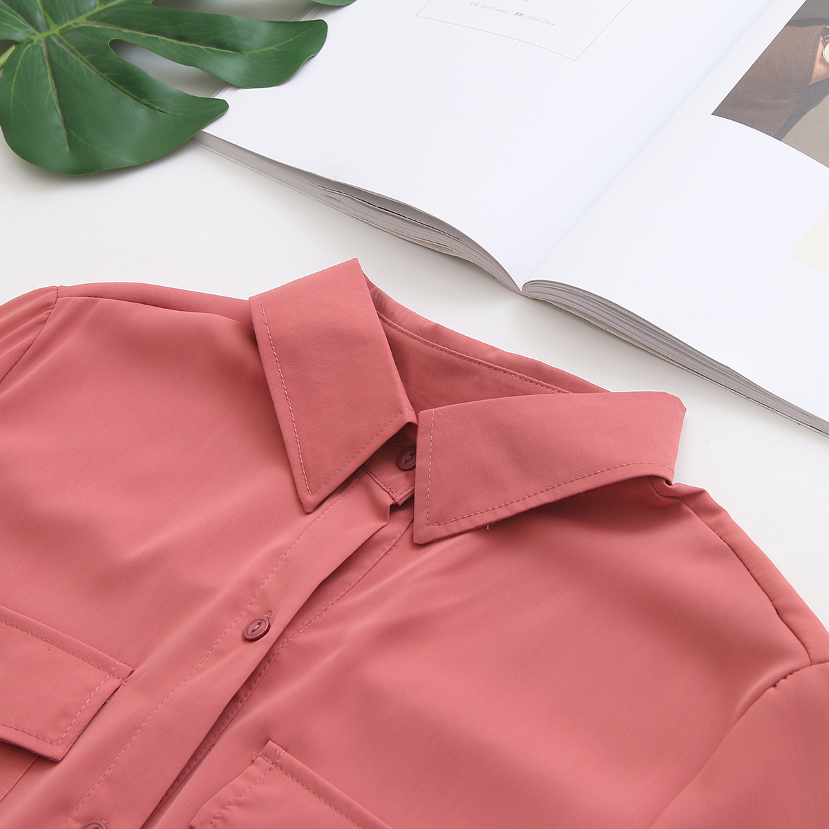 فستان بذيل سمكة بأكمام طويلة وياقة قميص كبيرة وحزام خصر