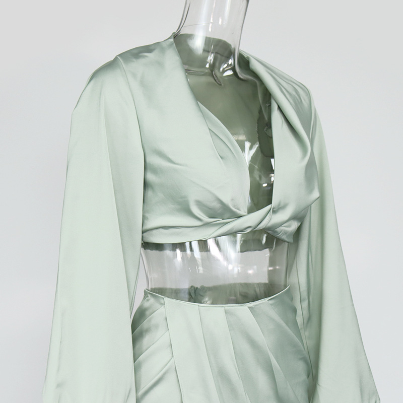 طقم قطعتين: بلوزة ساتان بأكمام طويلة وتنورة طويلة مقسمة بلون صافي