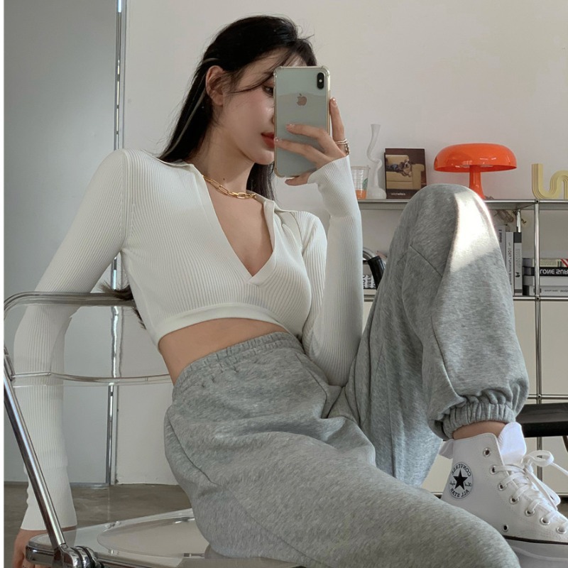 Slim-fit V-neck White Knit Short Base Shirt