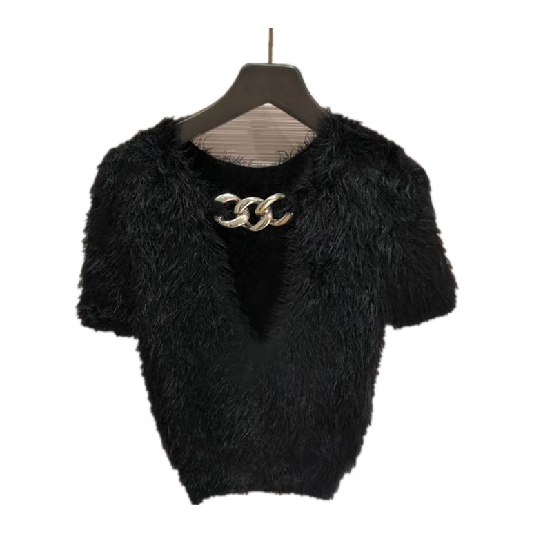 The Dress Lady Wore A Pullover With Short Sleeves