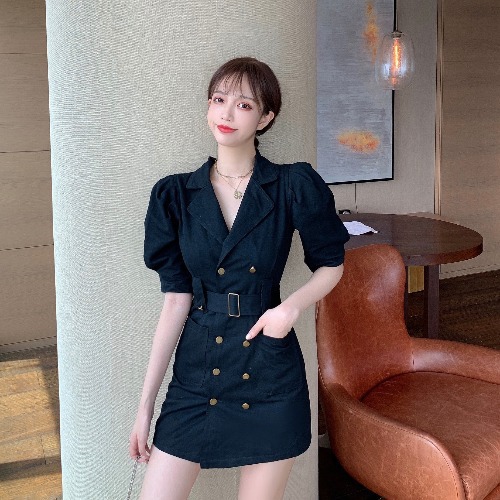 فستان نسائي صيفي بكوري بنمط صفين من الأزرار باللون الأسود لإبراز القوام الرشيق