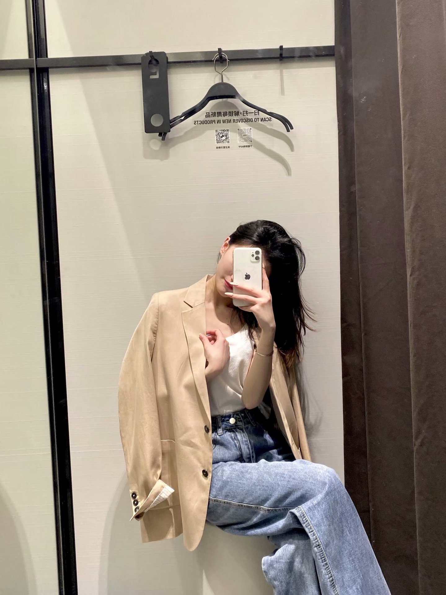 سترة نسائية بلون موحد بتصميم مستقيم مع أزرار