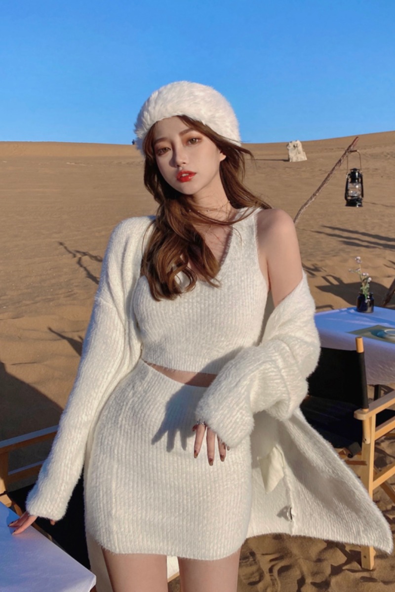 Female Temperament Age-Reducing Knitted Sweater Coat Short Vest Bag Hip Skirt