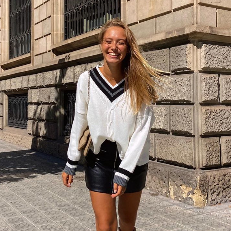 The V-neck of The British Style Sweater Is Slim