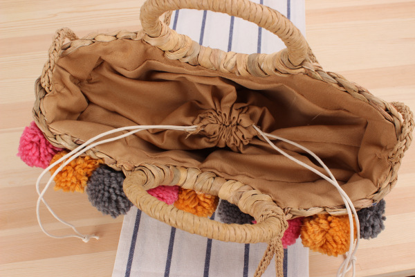 The New Hollow Hand-carried Straw Woven Bag Cute Colored Fur Balls