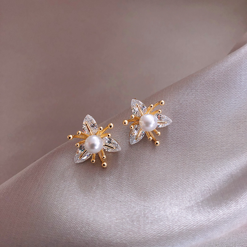 Ladies S925 Silver Needle Pearl Petal Stud Earrings