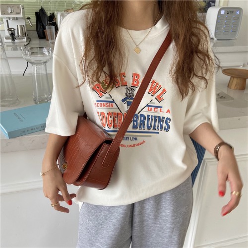 قميص بولوفر بياقة دائرية مع طبعة حروف لطيفة بتصميم عصري