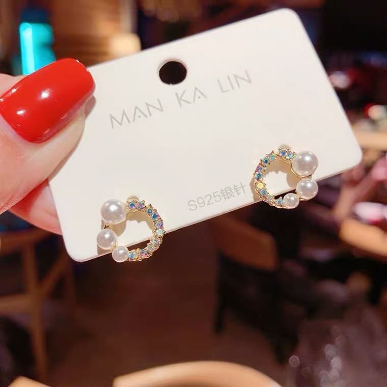 South Korea's Dongdaemun Ring Diamond and Pearl Stud Earrings