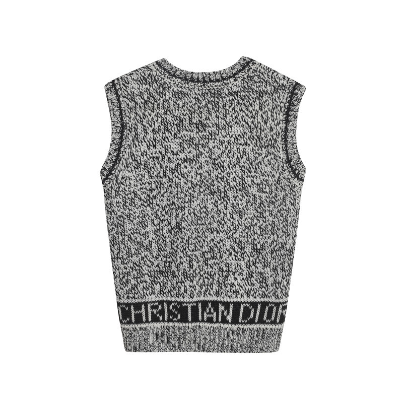 طقم قميص شبكي طويل الأكمام مع صديرية محبوكة وتنورة مربعات عالية الخصر