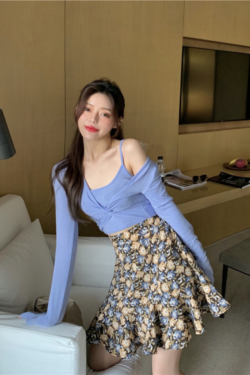 Two-piece Set of Thin V-neck Pullover Sling