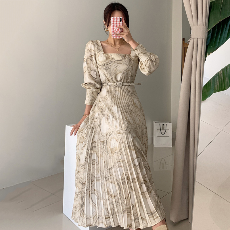 فستان طويل بخصر مطبوع وتنورة مطوية للنساء