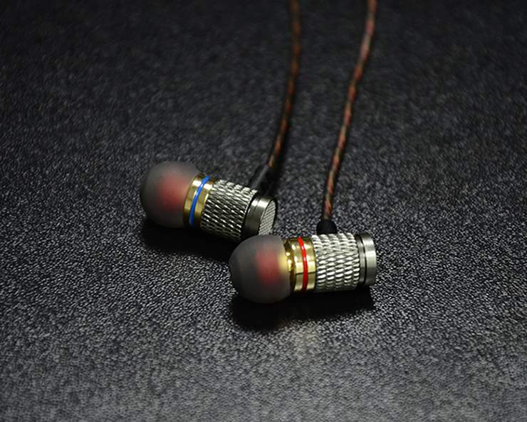 In-ear headphones metal subwoofer headphones mobile music MP3 bass explosion earplugs