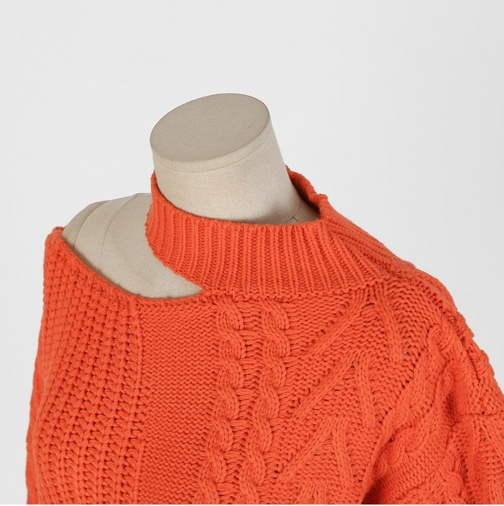 Leaky clavicle hanging neck sweater