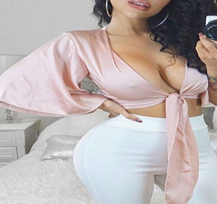 قميص قصير ضيق بلون موحد وتصميم ملفوف