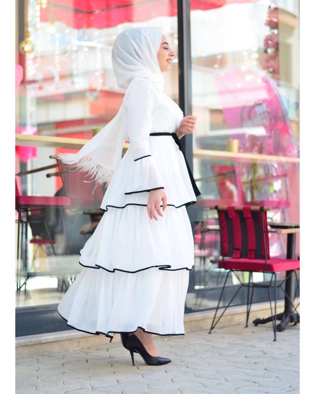 Arab fashion cake black and white with dress