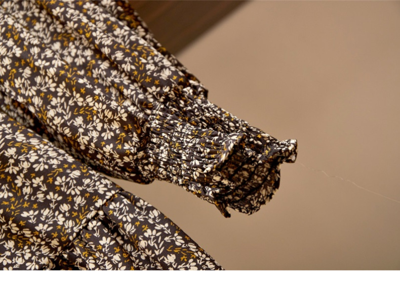 فستان بنقشة الأزهار الكلاسيكي