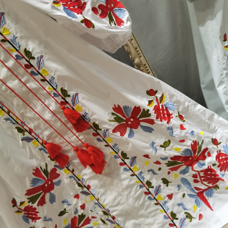 Dress ethnic embroidery is loose