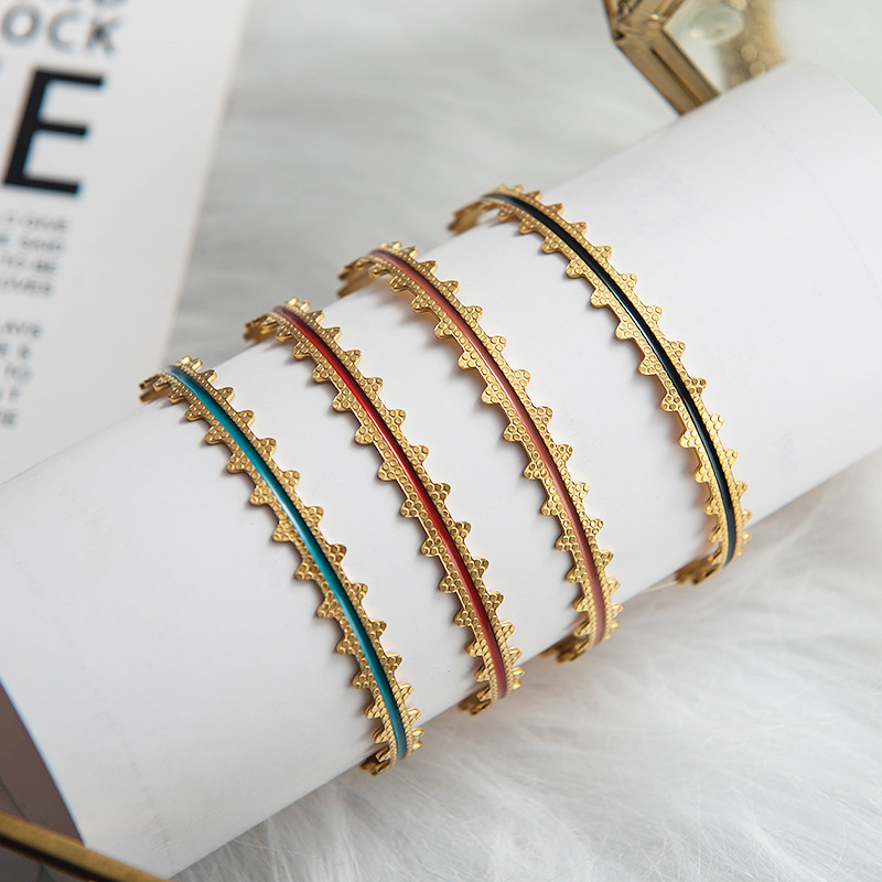 Gold wavy line bracelet