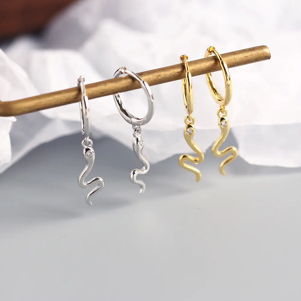 Simple and fashionable snake earrings