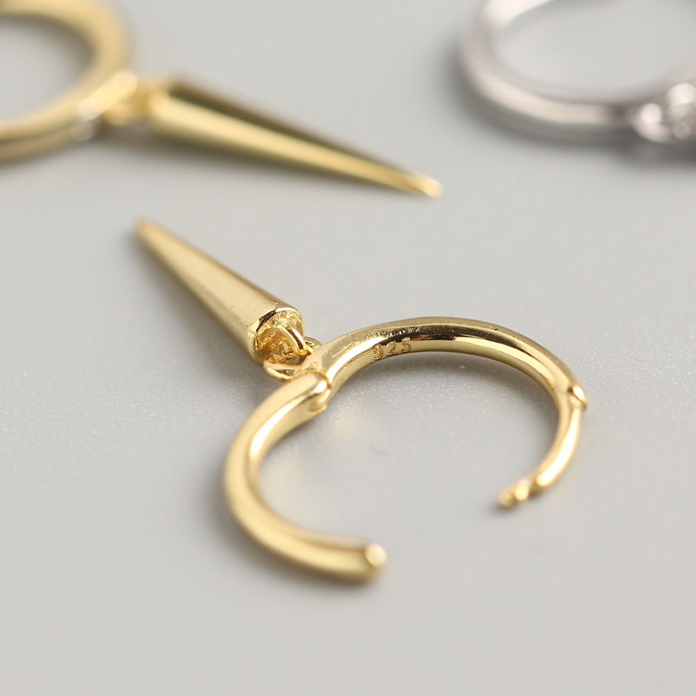 Long rivet cone ear buckle