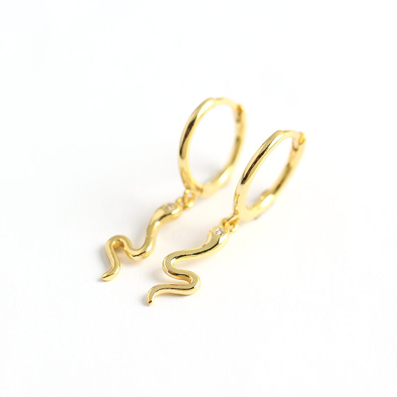 Simple and fashionable snake earrings