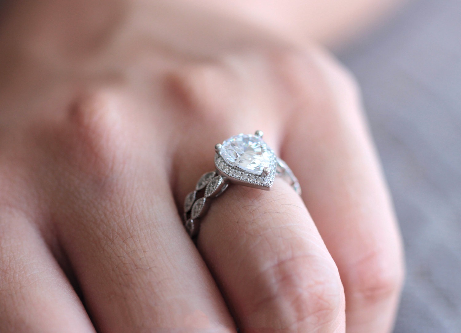 Pear shape drop inlaid zircon ring