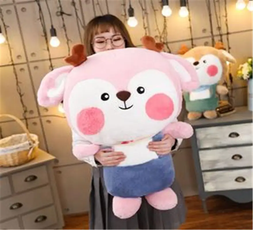 Cartoon deer hits the doll plush toy randomly