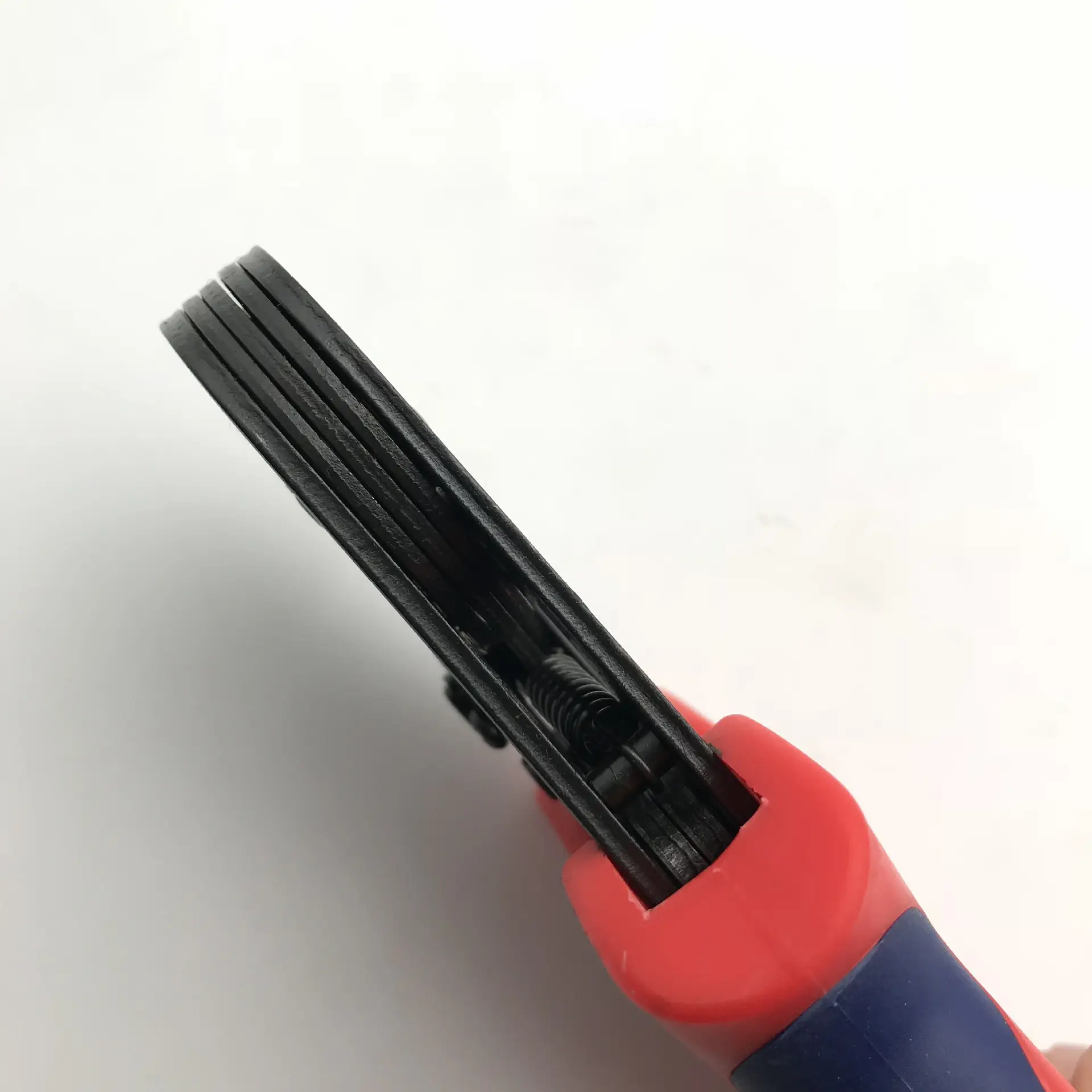 Multifunctional electrician squeeze pliers