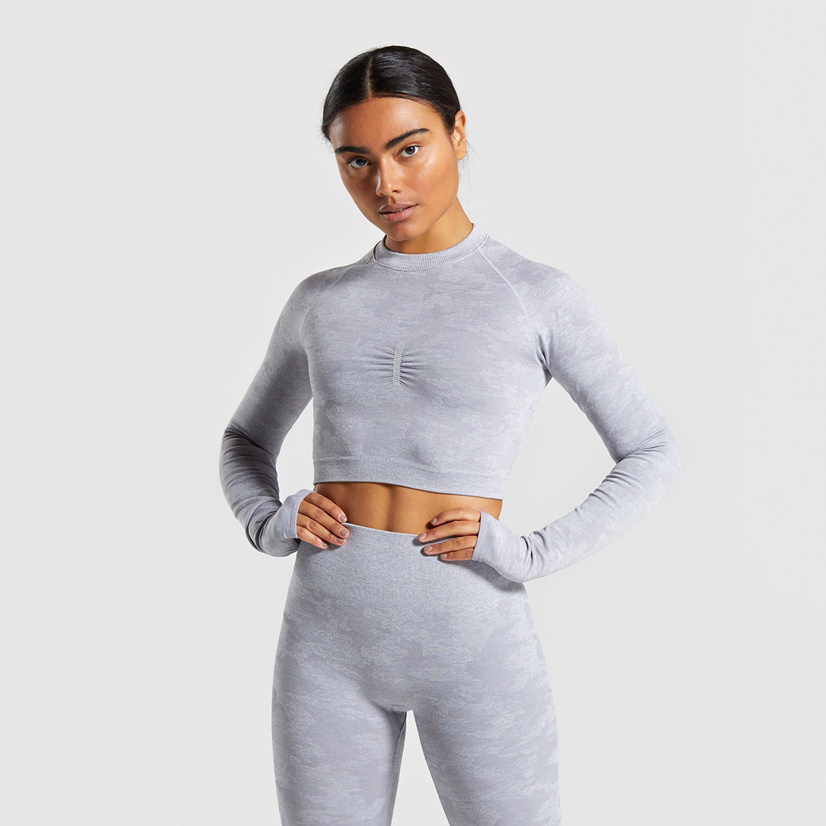 قميص بأكمام طويلة بنقشة تمويه القرش بدون خطوط