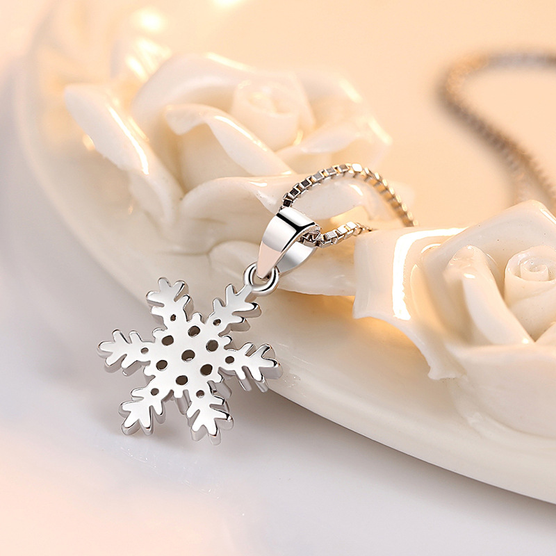 Personalized snowflake pendant