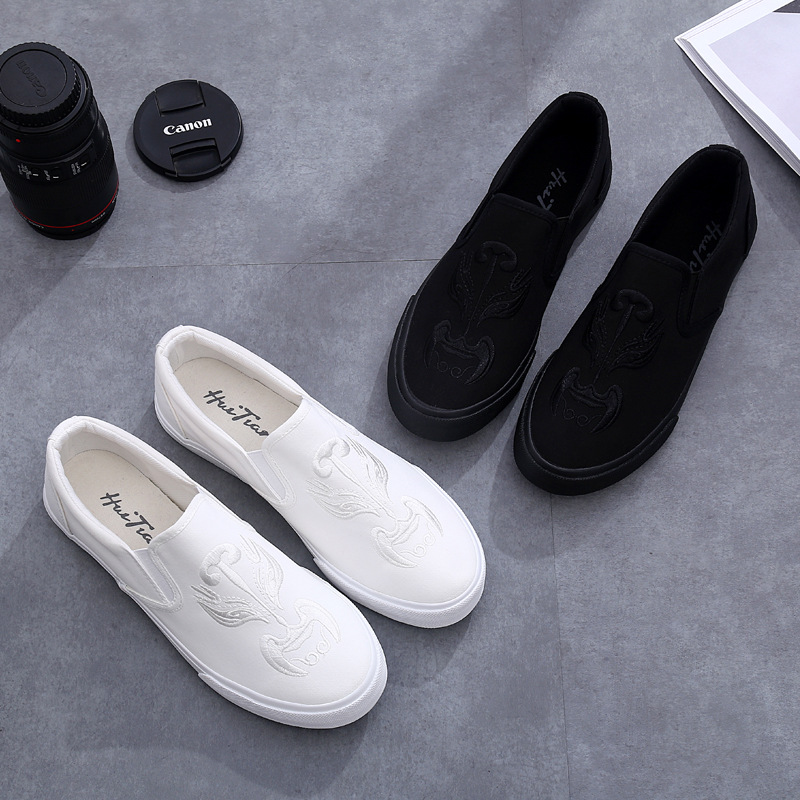 Old Beijing men walking casual cloth shoes