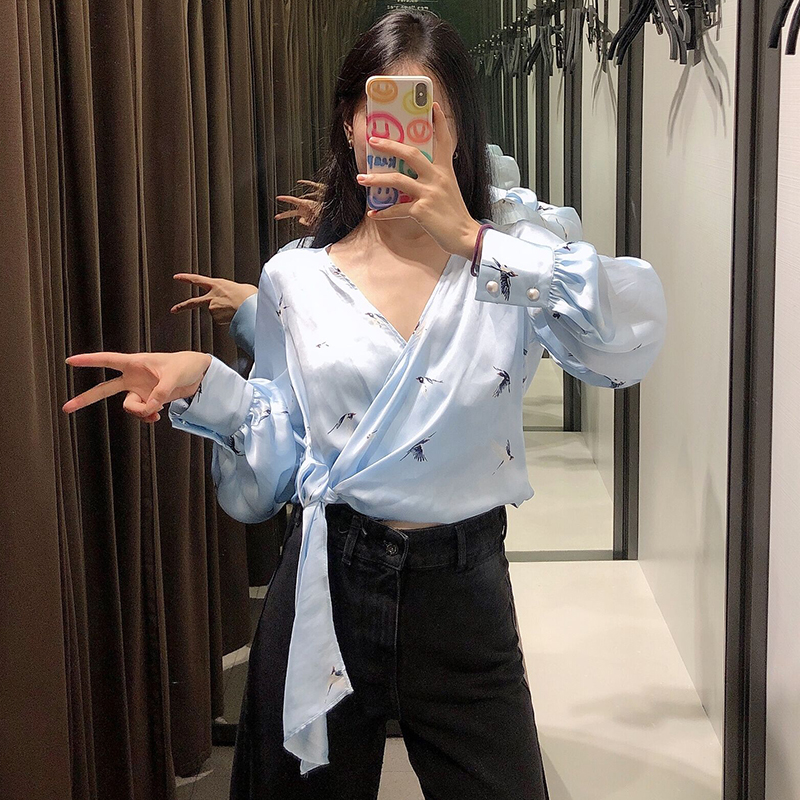 Swallow print silk satin V-neck short shirt