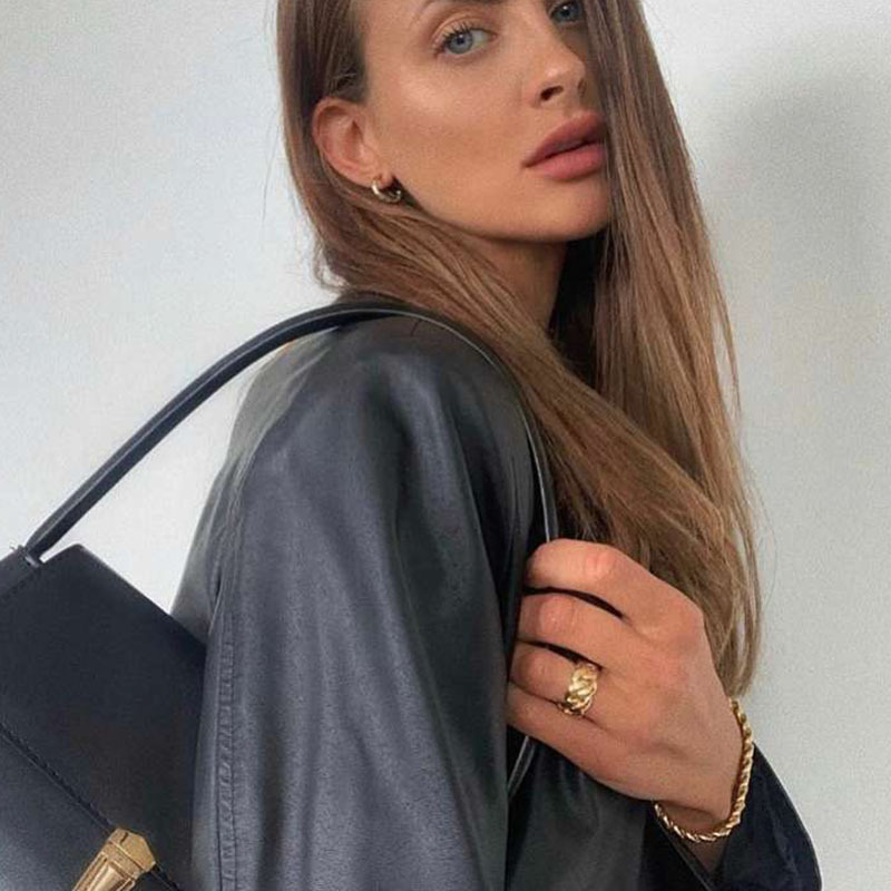 New gold thick chain ring ins blogger niche