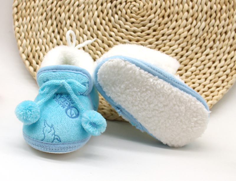Plush and thickened walking shoes