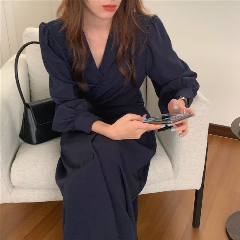 فستان طويل نسائي بحزام رفيع ورباط أمامي