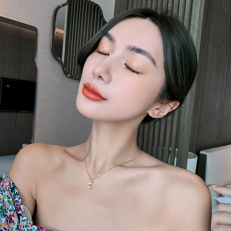 Exquisite hourglass pendant necklace