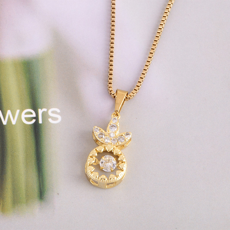 Smart crown pendant with pineapple diamond necklace