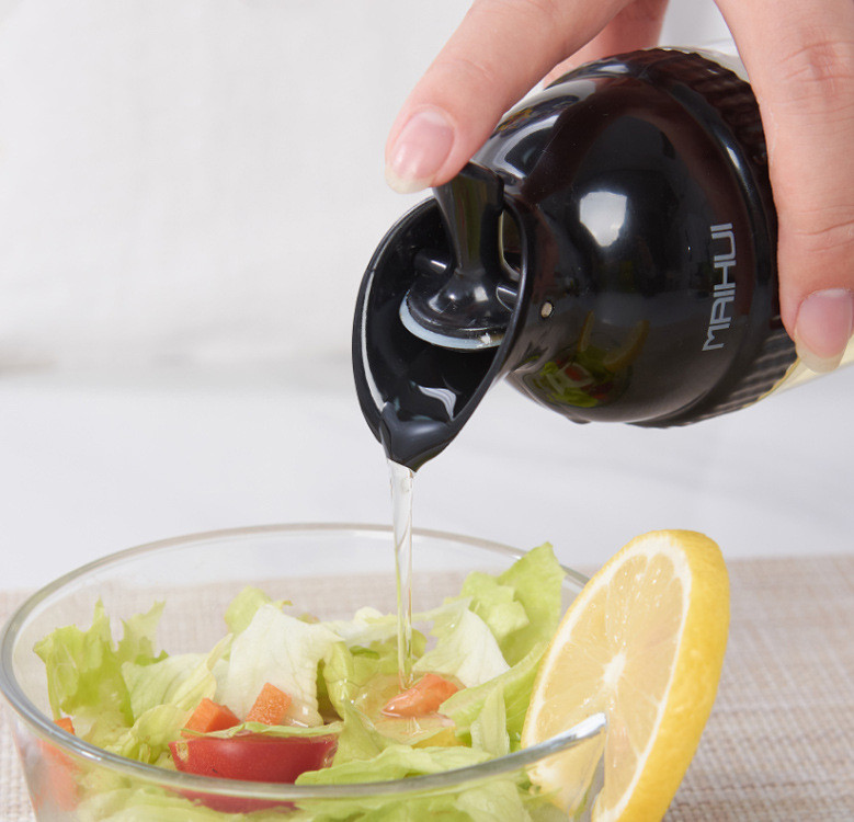 Seasoning measuring bottle with scale