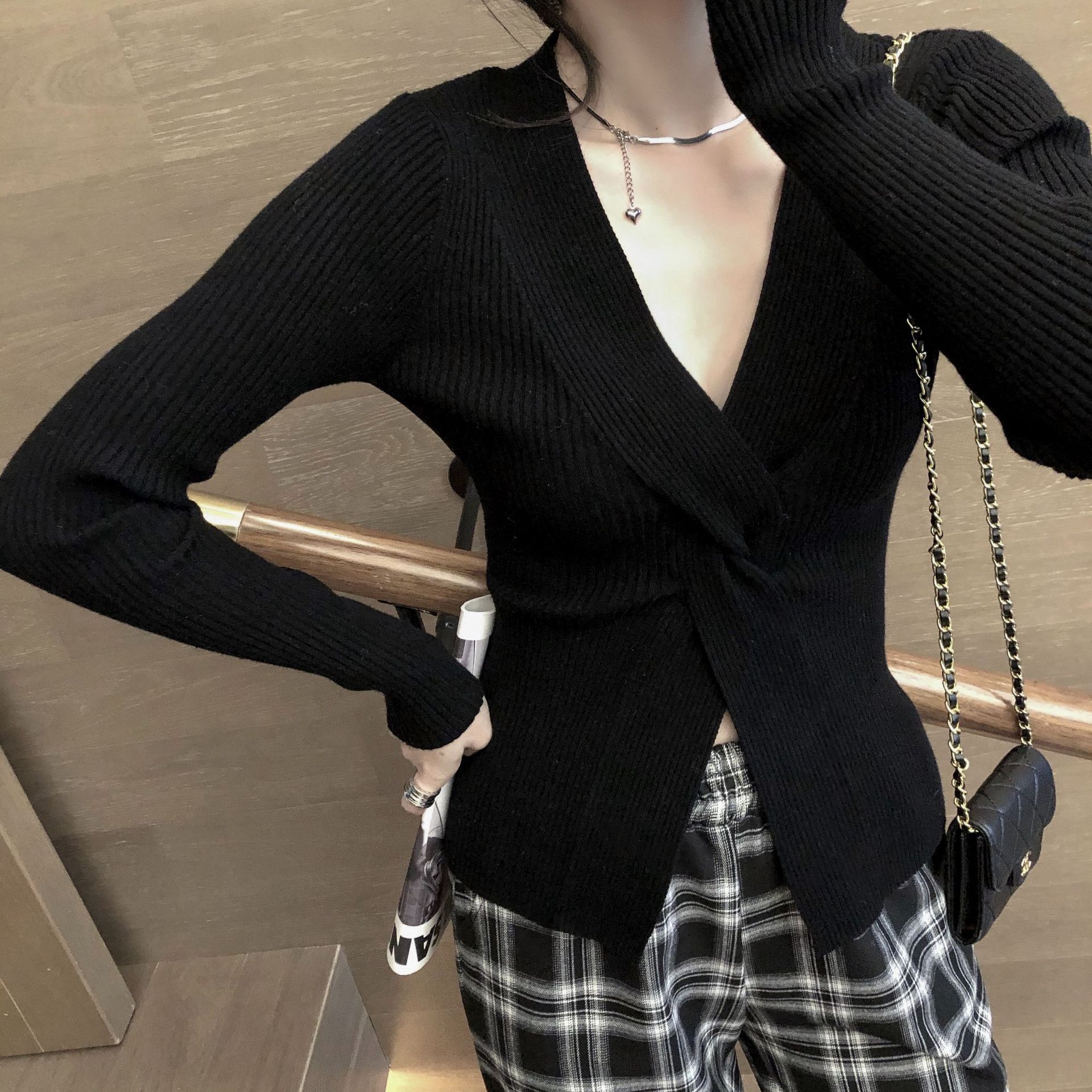 Cross-twist V-neck knitted bottoming top