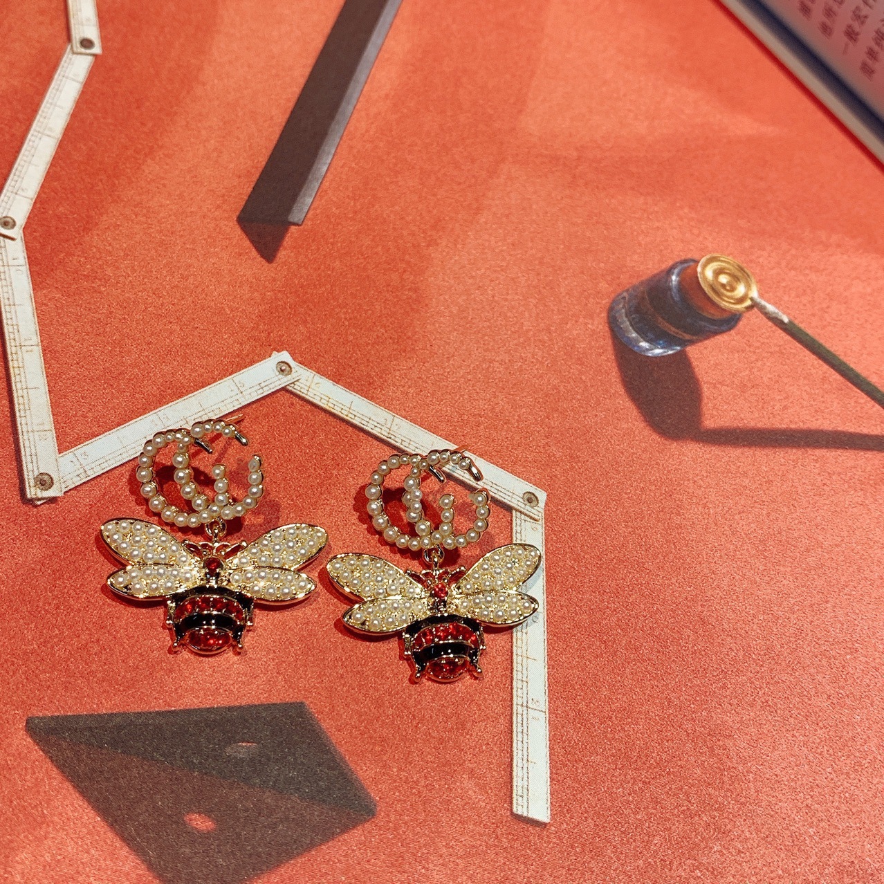 Women's micro inlaid bee pearl earrings