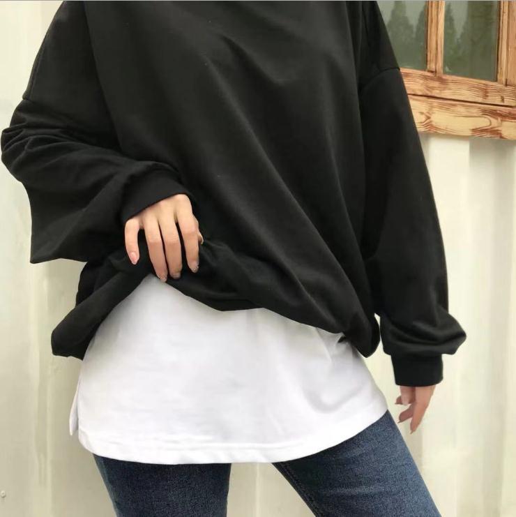 Wear a base skirt with white edges