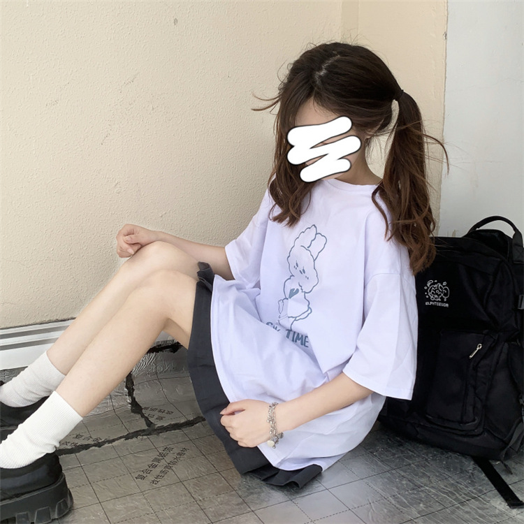 تيشيرت بأكمام قصيرة بنقشة الأرنب الياباني