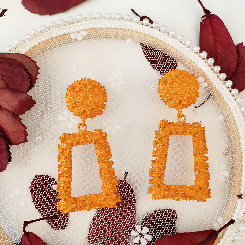 Exaggerated atmosphere frosted earrings