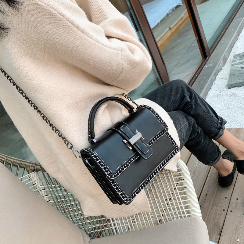 Fashionable and versatile messenger bag